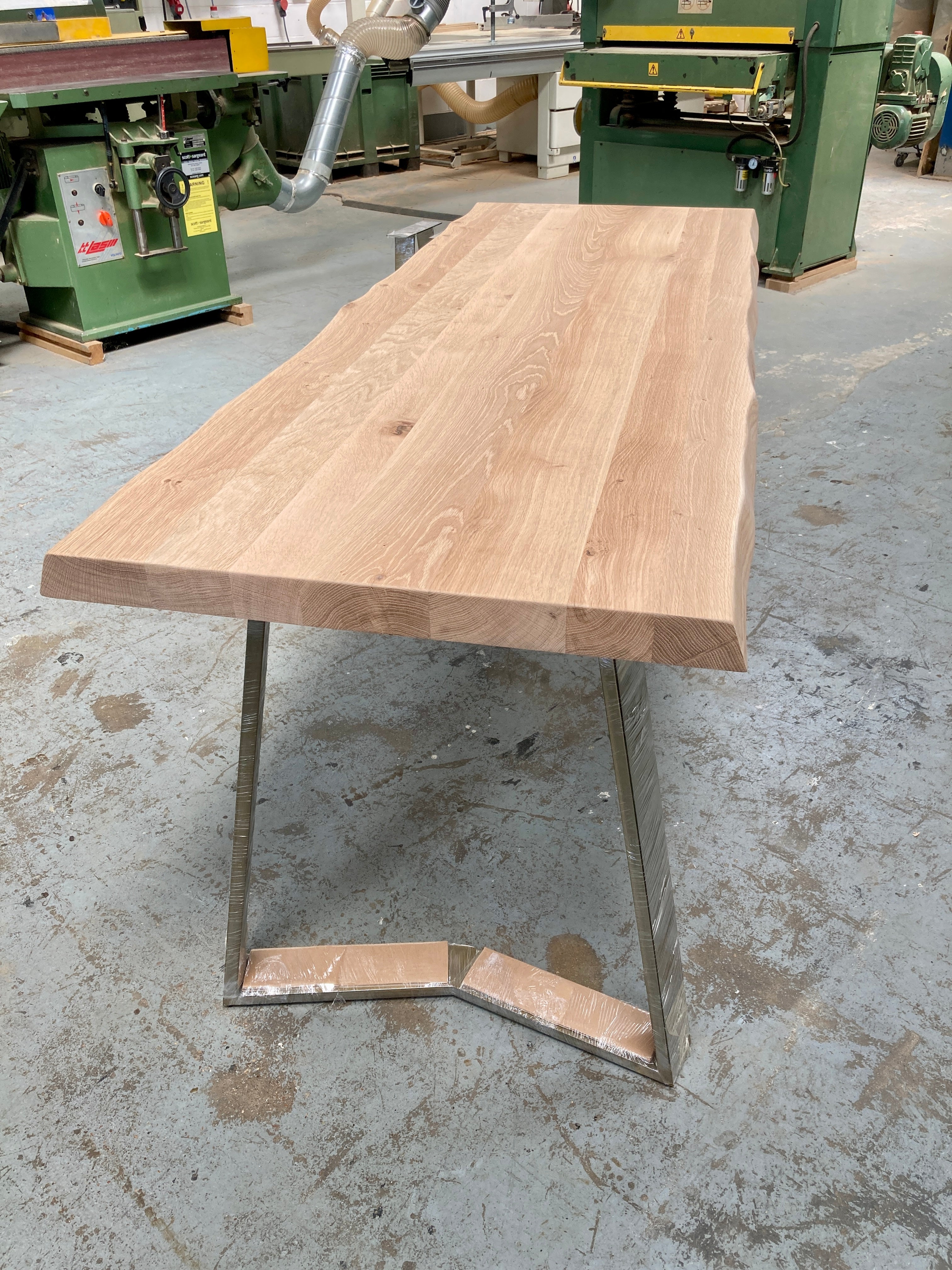 Oak table top - gold metal legs