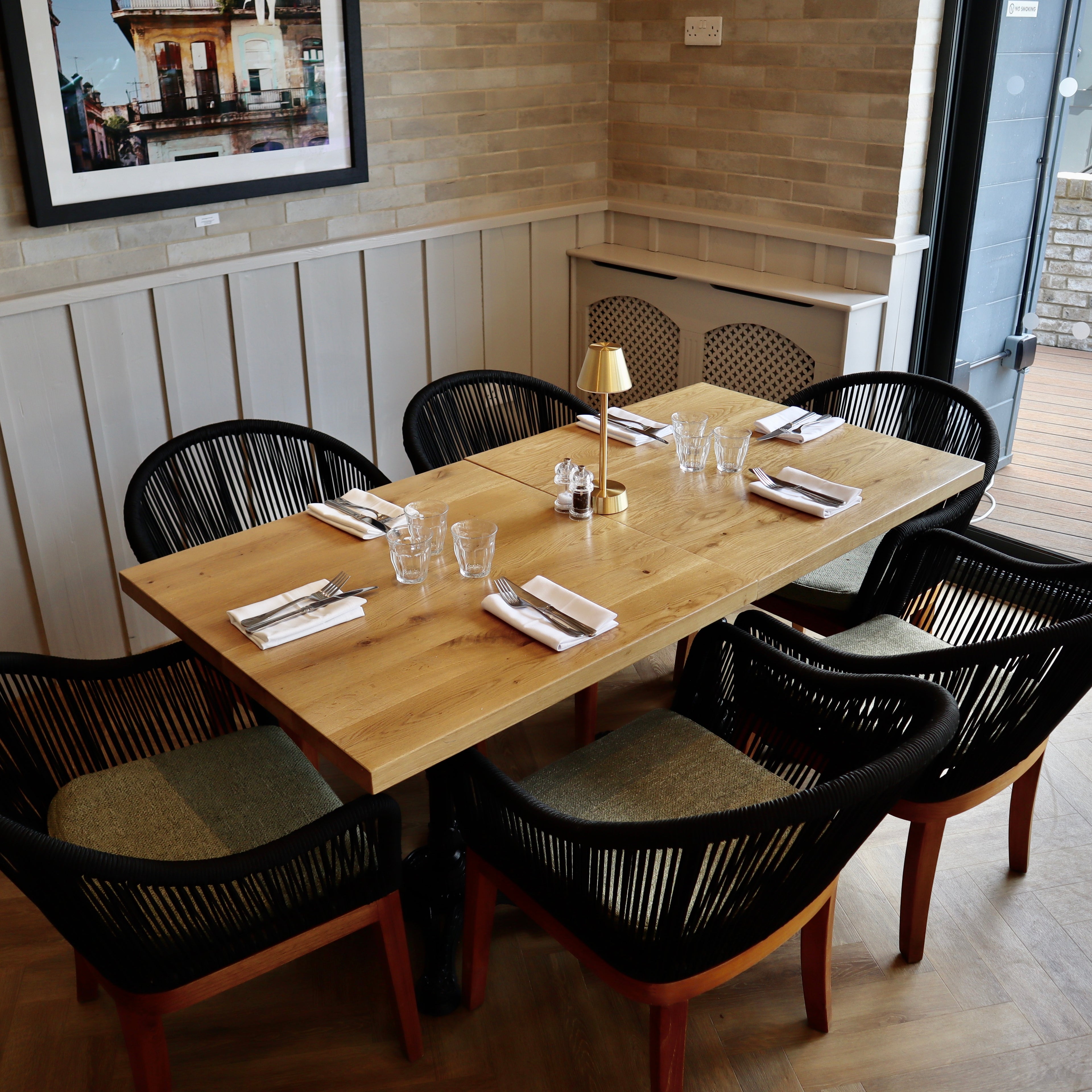 Square restaurant table corner