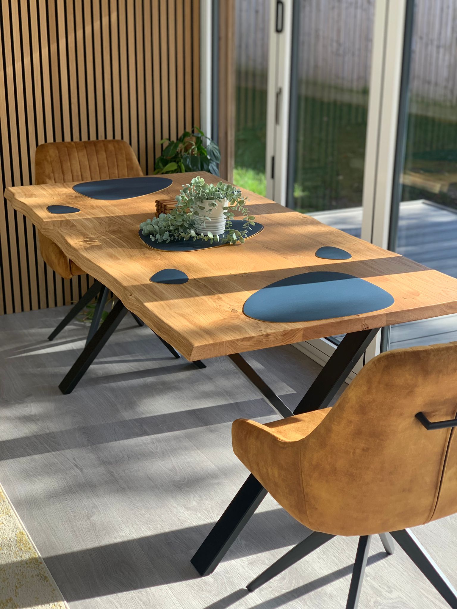 Oak dining table - black metal x legs - velvet chairs